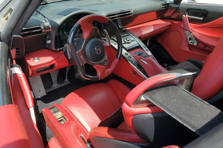 Đi kèm với động cơ này là hộp số sàn tự động 6 cấp Aisin SA6 và hệ dẫn động cầu sau. Lexus LFA có khả năng tăng tốc 0-97 km/h trong 3,6 giây, tốc độ tối đa 325 km/h.