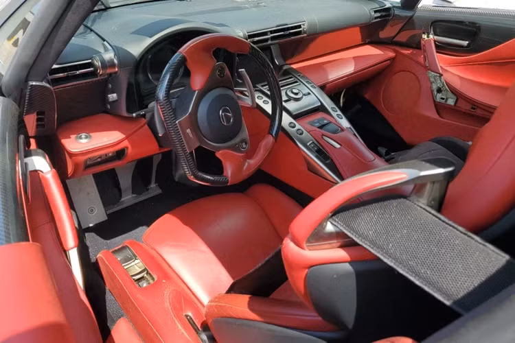 Đi kèm với động cơ này là hộp số sàn tự động 6 cấp Aisin SA6 và hệ dẫn động cầu sau. Lexus LFA có khả năng tăng tốc 0-97 km/h trong 3,6 giây, tốc độ tối đa 325 km/h.