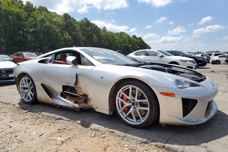 Hình ảnh tại hiện trường cho thấy bên phải của chiếc xe bị hư hỏng nặng. Đặc biệt, phần thân vỏ bằng sợi carbon gia cường CFRP phải được thay thế hoàn toàn.