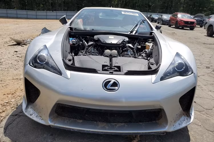 Ban đầu, chủ nhân của chiếc xe Lexus LFA hỏng như đồng nát này có kế hoạch sửa chữa mới cho xế cưng của mình. Tuy nhiên, không lâu sau đó chiếc LFA xấu số này được bắt gặp trên sàn đấu giá.