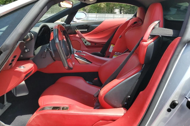 Nội thất của chiếc Lexus LFA này gần như không bị ảnh hưởng bởi vụ va chạm. Tuy nhiên, bộ ghế ngồi bọc da màu đỏ đã có dấu hiệu xuống cấp theo thời gian.