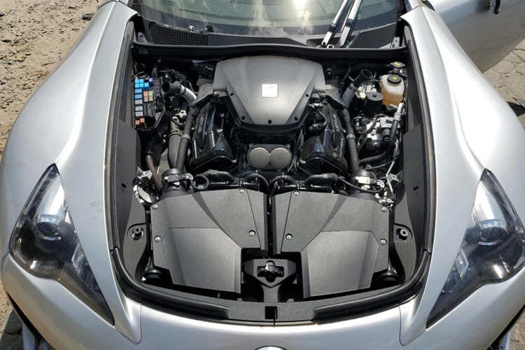 Trái tim của Lexus LFA là khối động cơ V10 hút khí tự nhiên 4.8L mang mã 1LR-GUE, sản sinh công suất tối đa 560 mã lực và mô-men xoắn cực đại 480 Nm.