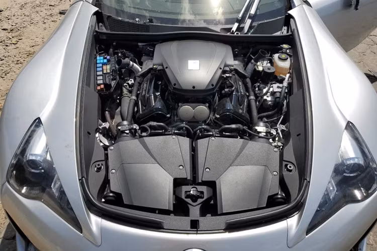 Trái tim của Lexus LFA là khối động cơ V10 hút khí tự nhiên 4.8L mang mã 1LR-GUE, sản sinh công suất tối đa 560 mã lực và mô-men xoắn cực đại 480 Nm.