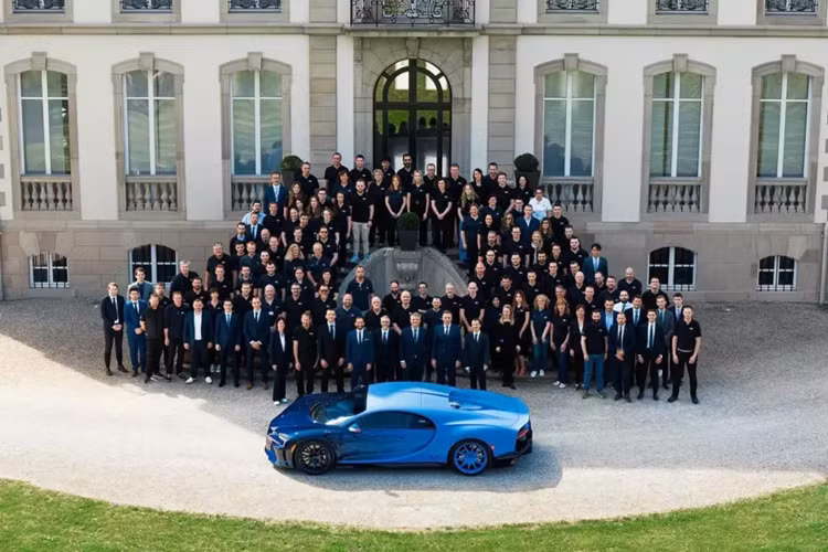 Sau 8 năm, cuối cùng, chiếc Bugatti Chiron cuối cùng cũng khép lại hành trình phi thường với 500 chiếc được xuất xưởng, mang tên gọi ‘L’Ultime’, được phát triền từ phiên bản cực đỉnh và tốc độ là Bugatti Chiron Super Sport, vốn chỉ giới hạn 60 xe trên toàn cầu.