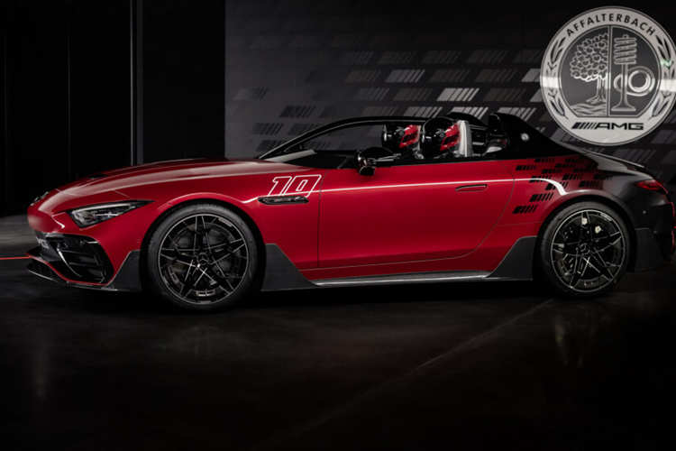 Người mua xe cũng sẽ được tặng kèm một cặp mũ bảo hiểm giúp tối ưu hóa khí động học được thiết kế đặc biệt cho xe. Bên cạnh thiết kế khung chống lật độc đáo, phần đầu xe được thiết kế lại hoàn toàn, loại bỏ lưới tản nhiệt AMG truyền thống, thay vào đó xe được trang bị một logo ngôi sao ba cánh lớn ở mũi xe.