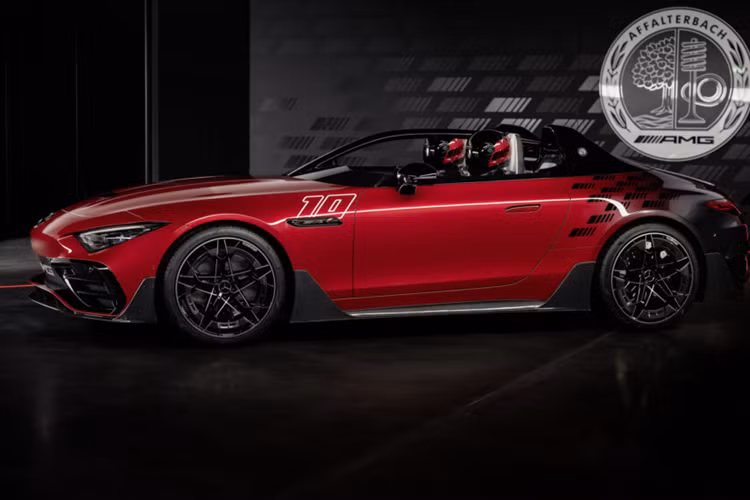 Người mua xe cũng sẽ được tặng kèm một cặp mũ bảo hiểm giúp tối ưu hóa khí động học được thiết kế đặc biệt cho xe. Bên cạnh thiết kế khung chống lật độc đáo, phần đầu xe được thiết kế lại hoàn toàn, loại bỏ lưới tản nhiệt AMG truyền thống, thay vào đó xe được trang bị một logo ngôi sao ba cánh lớn ở mũi xe.