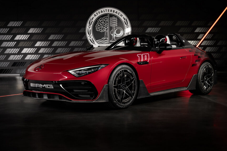  AMG Mythos PureSpeed 2025 mới chính là chiếc roadster dựa trên SL có thiết kế lấy cảm hứng từ F1 có trang bị cả phần khung chống lật nổi. Chính vì vậy mà thương hiệu đã chọn ra mắt sản phẩm đặc biệt với số lượng sản xuất thấp Mythos đầu tiên trước cuộc đua F1 vào cuối tuần này tại Monaco.