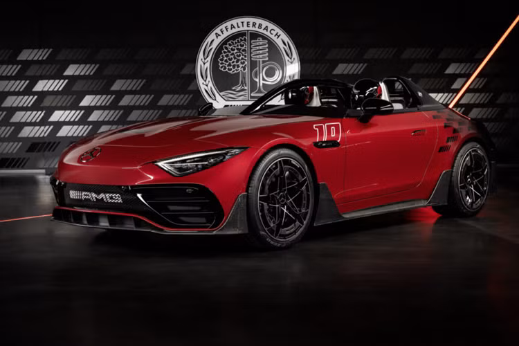  AMG Mythos PureSpeed 2025 mới chính là chiếc roadster dựa trên SL có thiết kế lấy cảm hứng từ F1 có trang bị cả phần khung chống lật nổi. Chính vì vậy mà thương hiệu đã chọn ra mắt sản phẩm đặc biệt với số lượng sản xuất thấp Mythos đầu tiên trước cuộc đua F1 vào cuối tuần này tại Monaco.