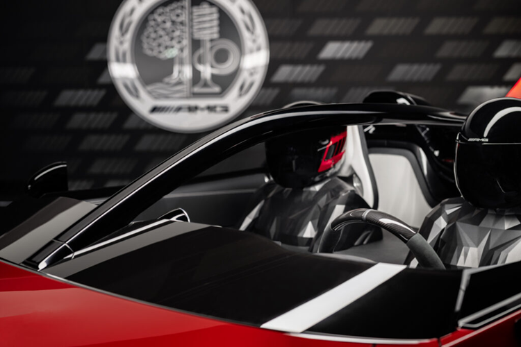 Ở phía sau ghế, các phần hốc nổi được lấy cảm hứng từ các trụ trên chiếc 300 SLR được tay đua huyền thoại người Anh giành chiến thắng tại Mille Miglia năm 1955, trong khi màu sơn đỏ tượng trưng cho màu sắc của chiếc xe Mercedes-Benz từng chiến thắng tại cuộc đua Targa Florio năm 1924 ở Sicily.