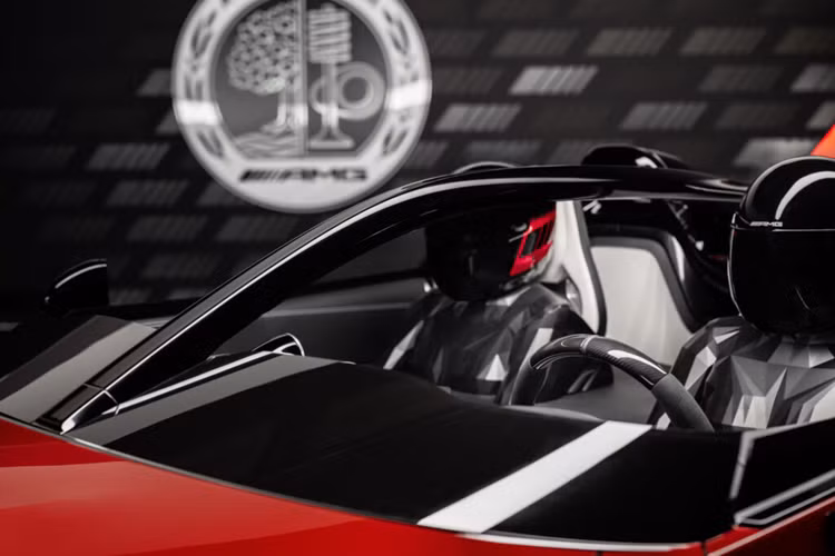 Ở phía sau ghế, các phần hốc nổi được lấy cảm hứng từ các trụ trên chiếc 300 SLR được tay đua huyền thoại người Anh giành chiến thắng tại Mille Miglia năm 1955, trong khi màu sơn đỏ tượng trưng cho màu sắc của chiếc xe Mercedes-Benz từng chiến thắng tại cuộc đua Targa Florio năm 1924 ở Sicily.