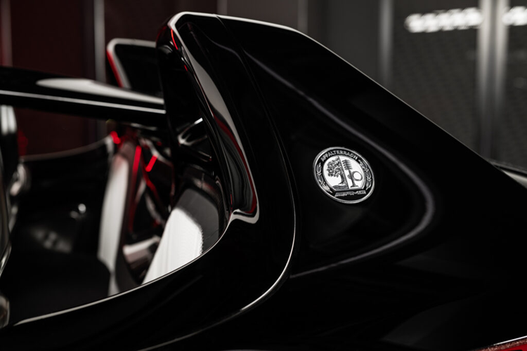 Mercedes đã sử dụng phong cách thiết kế này trước đây trên mẫu concept C-111 vào những năm 1970 và cả Mercedes-McLaren SLR Stirling Moss.