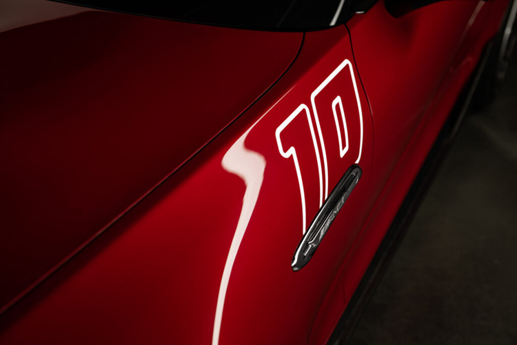 Chiếc Mercedes chiến thắng tại cuộc đua đó là số 10 và chiếc PureSpeed mang số tương tự trên phần vè trước, giống với huyền thoại từng bước lên bục vinh quang 100 năm về trước.