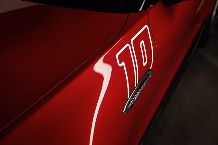 Chiếc Mercedes chiến thắng tại cuộc đua đó là số 10 và chiếc PureSpeed mang số tương tự trên phần vè trước, giống với huyền thoại từng bước lên bục vinh quang 100 năm về trước.