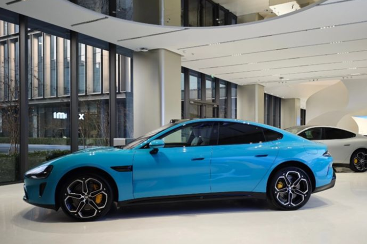 Tại thị trường Trung Quốc, giá xe Xiaomi SU7 cho 3 phiên bản Standard, Max và Pro dao động từ 215.900 - 299.900 NDT (khoảng 740 triệu đến 1,028 tỷ đồng). Như vậy, so với đối thủ trực tiếp là Tesla Model 3 (261.400 NDT – khoảng 900 triệu đồng), mẫu sedan điện của Xiaomi có giá khởi điểm thấp hơn đáng kể.