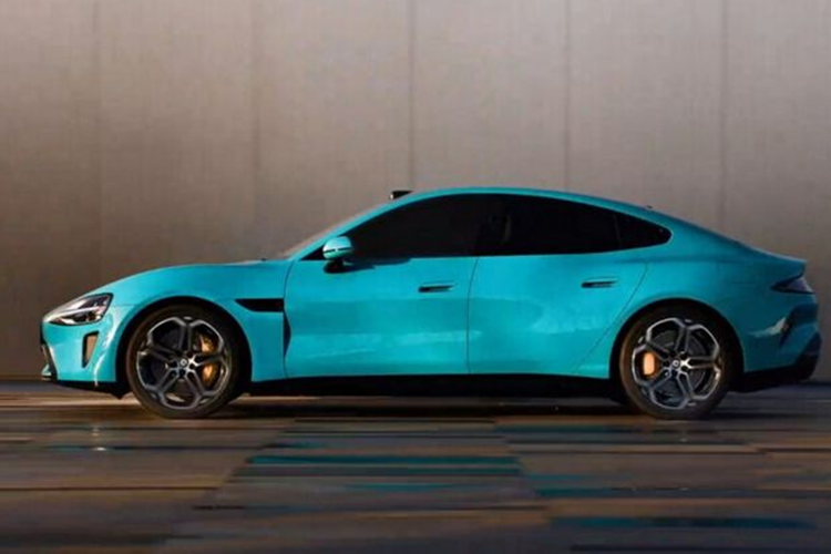 Xiaomi SU7 chạy điện sẽ có cả phiên bản dẫn động cầu sau RWD và dẫn động 4 bánh toàn thời gian AWD. Bản RWD dùng 1 mô-tơ điện nằm trên cầu sau, tạo ra công suất tối đa 295 mã lực. Trong khi đó, bản AWD có thêm mô-tơ điện mạnh 369 mã lực trên cầu trước, cho sức mạnh tổng cộng 664 mã lực.