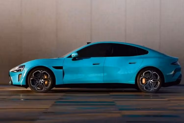 Xiaomi SU7 chạy điện sẽ có cả phiên bản dẫn động cầu sau RWD và dẫn động 4 bánh toàn thời gian AWD. Bản RWD dùng 1 mô-tơ điện nằm trên cầu sau, tạo ra công suất tối đa 295 mã lực. Trong khi đó, bản AWD có thêm mô-tơ điện mạnh 369 mã lực trên cầu trước, cho sức mạnh tổng cộng 664 mã lực.