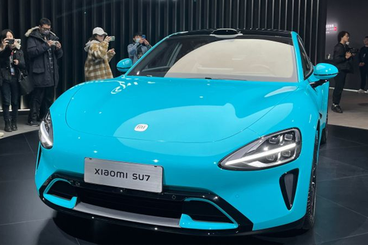 Trao đổi với phóng viên tờ CNBC, ông Lei Jun cho biết Xiaomi đang để mức giá bán thấp hơn cả chi phí sản xuất nhằm thu hút khách hàng. Chiến lược này của hãng công nghệ Trung Quốc đã phần nào phát huy tác dụng khi mà theo thống kê, Xiaomi SU7 đã nhận được 50.000 đơn đặt hàng chỉ sau khoảng 27 phút mở bán.
