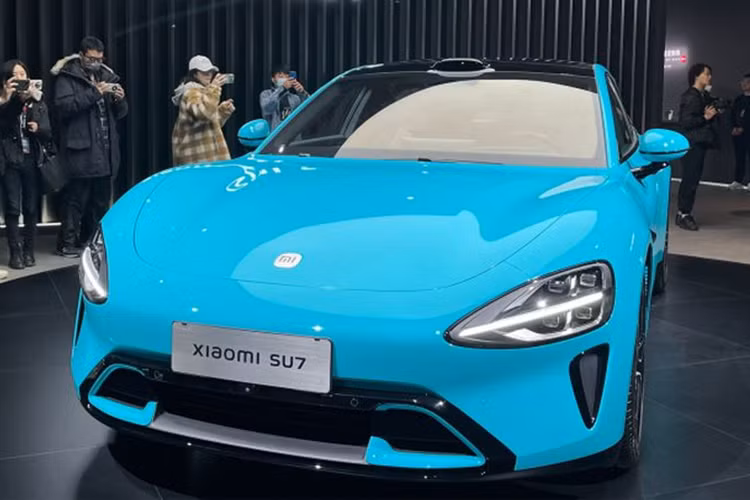 Trao đổi với phóng viên tờ CNBC, ông Lei Jun cho biết Xiaomi đang để mức giá bán thấp hơn cả chi phí sản xuất nhằm thu hút khách hàng. Chiến lược này của hãng công nghệ Trung Quốc đã phần nào phát huy tác dụng khi mà theo thống kê, Xiaomi SU7 đã nhận được 50.000 đơn đặt hàng chỉ sau khoảng 27 phút mở bán.