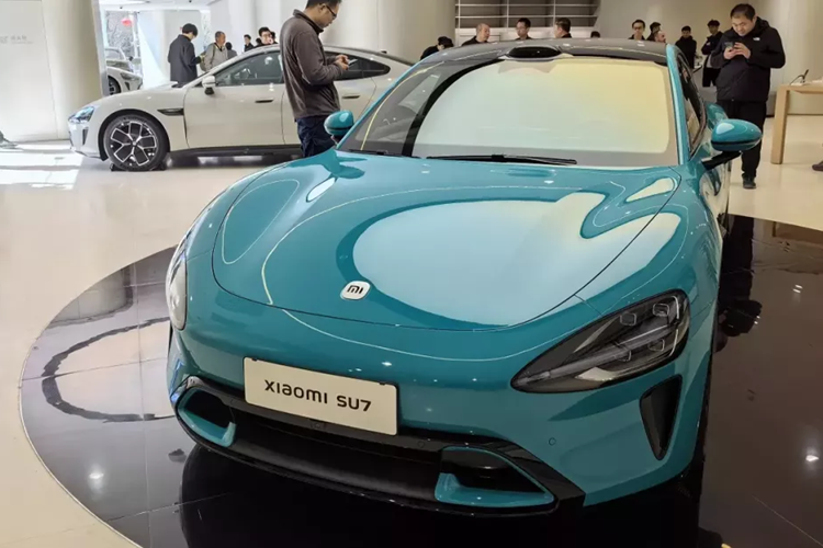 Xiaomi SU7 được sản xuất tại nhà máy với mọi công đoạn chính đều tự động hoàn toàn. Hãng xe cho biết toàn bộ quy trình lắp 1 chiếc SU7 được diễn ra trong vòng 76 giây.