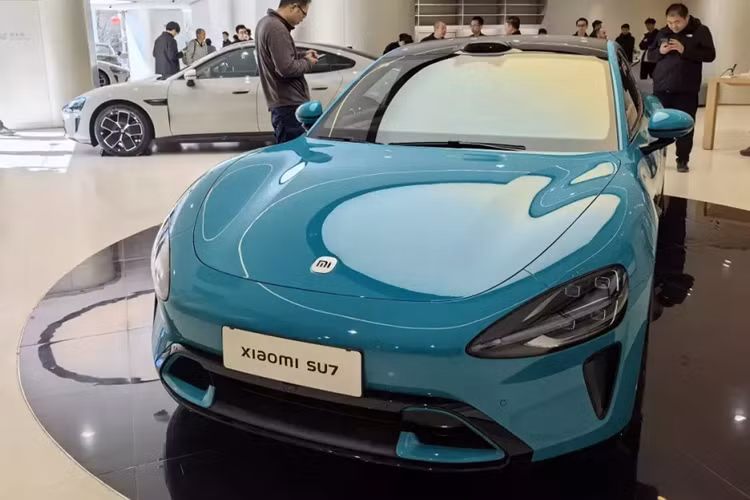 Xiaomi SU7 được sản xuất tại nhà máy với mọi công đoạn chính đều tự động hoàn toàn. Hãng xe cho biết toàn bộ quy trình lắp 1 chiếc SU7 được diễn ra trong vòng 76 giây.