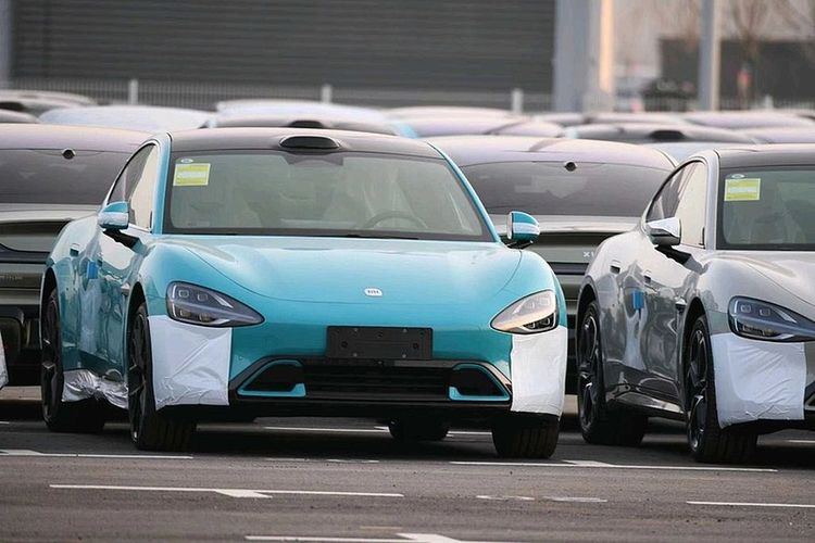 SU7 là mẫu sedan cỡ trung có kích thước chiều dài x rộng x cao lần lượt là 4.997 x 1.963 x 1.440/1.455 mm, cùng chiều dài cơ sở 3.000 mm. Theo Xiaomi, mẫu sedan này có hệ số cản gió chỉ Cd 0,195 – thấp nhất trong số các mẫu xe thương mại hiện có trên thị trường.