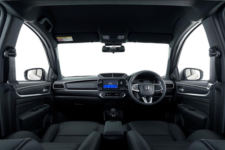 Thêm vào đó là những chi tiết ngoại thất mạ crôm như lưới tản nhiệt, viền bao quanh đèn sương mù trước và logo của hãng Honda. Để tăng vẻ thể thao cho mẫu MPV cỡ nhỏ này, hãng Honda còn dùng đến những chi tiết ngoại thất màu đen bóng như ốp gương chiếu hậu, tay nắm cửa, vành la-zăng 17 inch, ăng ten vây cá mập, ốp cua lốp, cánh gió mui và cản sau.