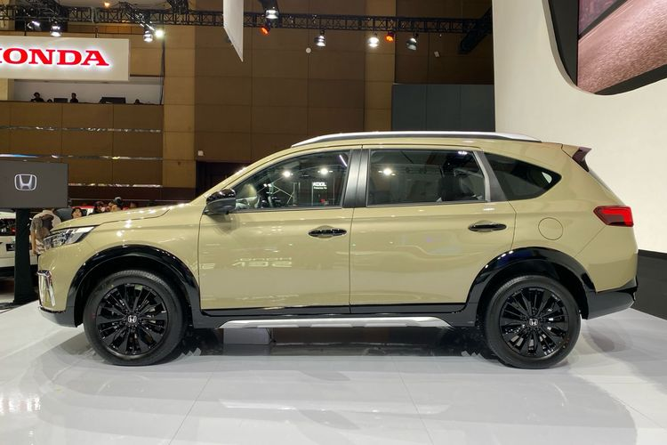 Honda BR-V N7X Edition 2024 mới chủ yếu tập trung vào việc thay đổi ngoại hình, điểm nhấn của xe nằm ở màu sơn ngoại thất vàng Sand Khaki Pearl mới. Đây sẽ là màu sơn dành riêng cho phiên bản đặc biệt của mẫu MPV này. Màu sơn này được chọn vì đại diện cho sự cổ điển, thanh lịch và trường tồn với thời gian.