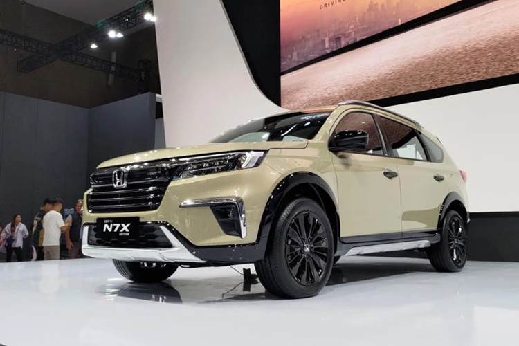 Cụ thể, xe có hệ thống phanh giảm thiểu va chạm, hỗ trợ đèn pha, hỗ trợ giữ làn đường, cảnh báo khi phương tiện phía trước khởi hành, giảm thiểu lệch làn đường và hệ thống kiểm soát hành trình thích ứng. Hệ thống quan sát làn đường Honda LaneWatch, khởi động máy từ xa, tự động khóa cửa khi chìa khóa ra khỏi vùng cảm biến và chìa khóa thông minh cũng được trang bị cho mẫu MPV này.