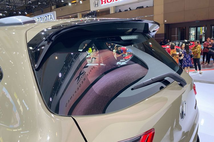 Trái với ngoại thất, nội thất của Honda BR-V N7X Edition không thay đổi nhiều so với bản thường. Xe tiếp tục có nội thất 3 hàng ghế với 7 chỗ ngồi. Toàn bộ ghế, vô lăng và cần số của xe đều được bọc da màu đen. Nằm bên dưới nắp ca-pô của Honda BR-V N7X Edition vẫn là động cơ xăng 4 xi-lanh, dung tích 1.5L quen thuộc.