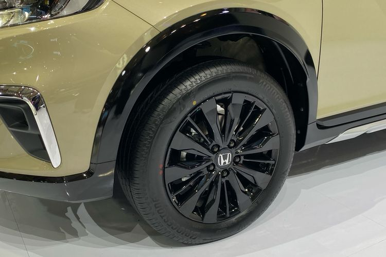 Bên cạnh vàng Sand Khaki Pearl, phiên bản đặc biệt này còn có những màu sắc khác như trắng Premium Opal White Pearl, đen Crystal Black Pearl và xám Meteoroid Gray Metallic. Ngoài màu sơn, Honda BR-V N7X Edition còn được bổ sung bộ body kit khí động lực học mới, bao gồm cánh lướt gió trên đầu xe, bên sườn và phía sau.