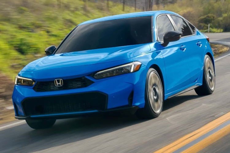 Theo đó, lưới tản nhiệt của xe được làm mới theo hoạ tiết lục giác kết hợp cùng cản trước sắc nét hơn và hốc gió lớn thể thao giúp tăng tính khí động học. Khu vực đèn hậu được thiết kế tối màu tạo nên vẻ đẹp hài hoà, càng làm tôn lên sự mạnh mẽ và phóng khoáng trên từng đường nét của xe.