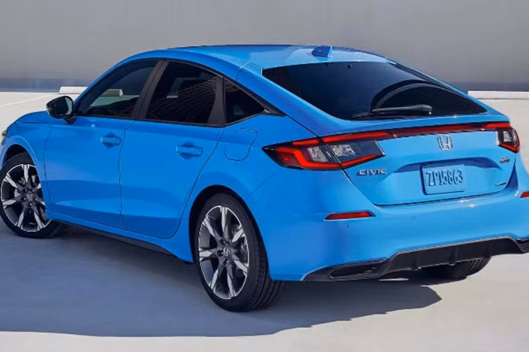 Ở phiên bản Honda Civic 2025 bản e:HEV, xe sẽ có thêm màu ngoại thất xanh Canyon River Blue mới. Trong khi đó, phiên bản Civic RS có các màu trắng, đen, đỏ, xám; phiên bản Civic G có các màu đen, trắng, xám. Một số đại lý còn tiết lộ, Honda Civic e:HEV sẽ có lốp dự phòng và dàn âm thanh cao cấp gồm 12 loa đến từ thương hiệu Bose.