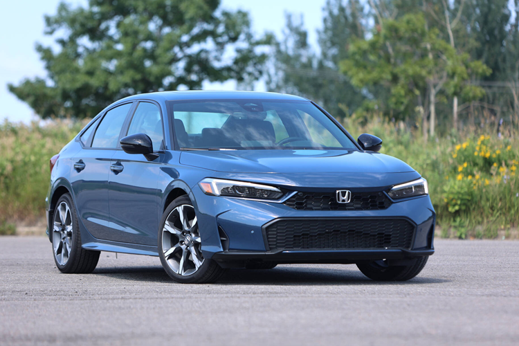 Thông thường trên những mẫu xe lai điện, động cơ điện chỉ đóng vai trò phụ nhưng với dòng Civic e:HEV RS này thì lại khác, động cơ xăng đóng vai trò chính là máy phát điện, còn phần lớn lực truyền xuống bánh xe đều đến từ mô tơ điện.