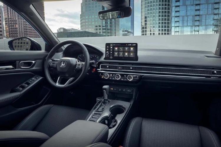 Trên tất cả các phiên bản của mẫu xe sedan Honda Civic 2025 vẫn được trang bị gói hỗ trợ lái xe an toàn, tiên tiến Honda SENSING với các tính năng: Hệ thống phanh giảm thiểu va chạm (CMBS), Hệ thống đèn pha thích ứng tự động (AHB)