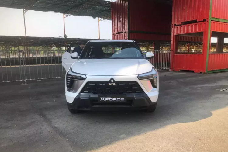 Vào ngày 5/2/2024, hãng Mitsubishi đã bắt đầu xuất khẩu những chiếc Xforce sản xuất tại Indonesia sang Việt Nam. Đến nay, lô xe Mitsubishi Xforce 2024 mới xuất khẩu đầu tiên đã cập bến Việt Nam, trong đó có cả những chiếc thuộc bản GLX tiêu chuẩn.