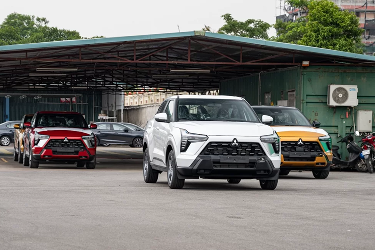 Tương tự trang bị tiện nghi, tính năng an toàn của bản GLX cũng khá cơ bản với 4 túi khí, camera lùi, hệ thống kiểm soát vào cua chủ động AYC, hệ thống chống bó cứng phanh ABS, phân bổ lực phanh điện tử EBD, trợ lực phanh BA, hỗ trợ khởi hành ngang dốc và cân bằng điện tử.