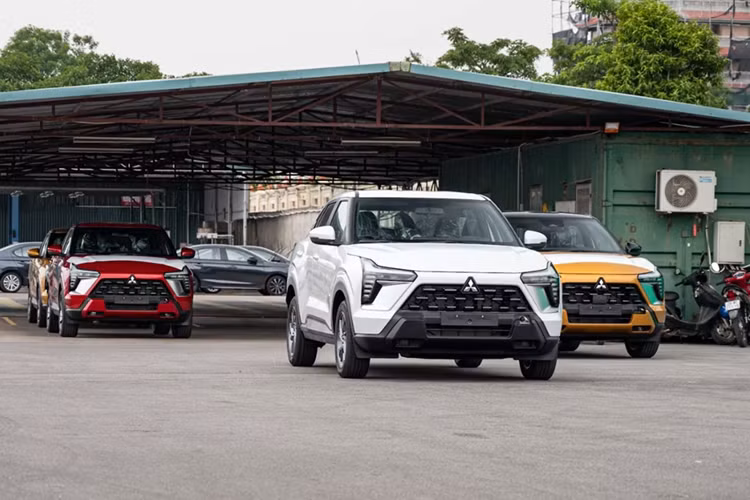 Tương tự trang bị tiện nghi, tính năng an toàn của bản GLX cũng khá cơ bản với 4 túi khí, camera lùi, hệ thống kiểm soát vào cua chủ động AYC, hệ thống chống bó cứng phanh ABS, phân bổ lực phanh điện tử EBD, trợ lực phanh BA, hỗ trợ khởi hành ngang dốc và cân bằng điện tử.