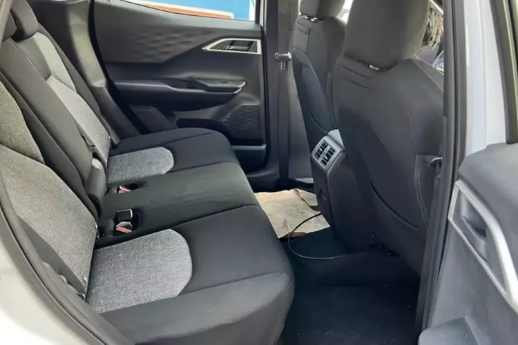 Những trang bị nội thất của bản tiêu chuẩn gồm có vô lăng 3 chấu, hàng ghế thứ hai ngả lưng 8 cấp độ, cửa gió dành cho hàng ghế sau, khởi động nút bấm, chìa khóa thông minh, phanh tay điện tử, giữ phanh tự động, màn hình cảm ứng trung tâm 8 inch và bảng đồng hồ analog.