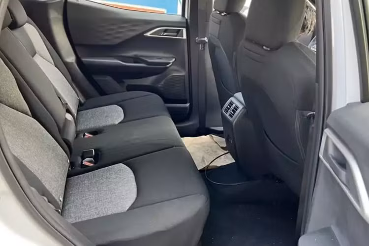 Những trang bị nội thất của bản tiêu chuẩn gồm có vô lăng 3 chấu, hàng ghế thứ hai ngả lưng 8 cấp độ, cửa gió dành cho hàng ghế sau, khởi động nút bấm, chìa khóa thông minh, phanh tay điện tử, giữ phanh tự động, màn hình cảm ứng trung tâm 8 inch và bảng đồng hồ analog.