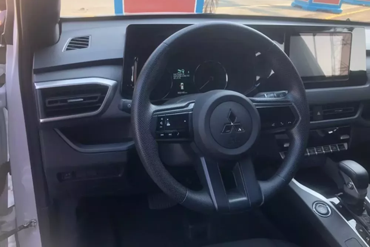 Bản tiêu chuẩn không có những tính năng như bảng đồng hồ kỹ thuật số 8 inch, màn hình cảm ứng trung tâm 12,3 inch, hỗ trợ kết nối Apple CarPlay/Android Auto không dây, điều hòa tự động 2 vùng, chức năng lọc không khí nanoe-X, sạc điện thoại không dây, đèn viền trang trí nội thất và hệ thống âm thanh Dynamic Sound Yamaha Premium 8 loa.