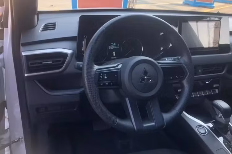 Bản tiêu chuẩn không có những tính năng như bảng đồng hồ kỹ thuật số 8 inch, màn hình cảm ứng trung tâm 12,3 inch, hỗ trợ kết nối Apple CarPlay/Android Auto không dây, điều hòa tự động 2 vùng, chức năng lọc không khí nanoe-X, sạc điện thoại không dây, đèn viền trang trí nội thất và hệ thống âm thanh Dynamic Sound Yamaha Premium 8 loa.