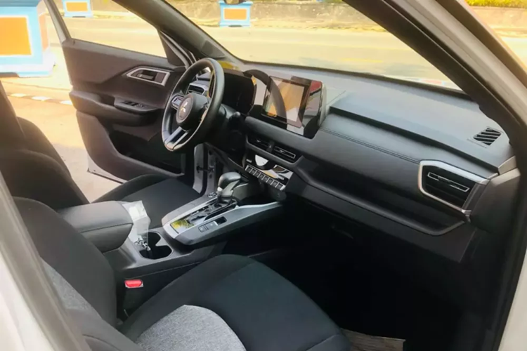 Theo đó, bản tiêu chuẩn của mẫu SUV cỡ B này chỉ có đèn pha LED Projector, đèn hậu LED và dùng vành hợp kim 17 inch sơn 1 màu kém nổi bật. Bản GLX không có tính năng đèn pha tự động, đèn sương mù trước, gạt mưa tự động, vành hợp kim 18 inch, phay xước 2 màu và cốp đóng/mở điện.