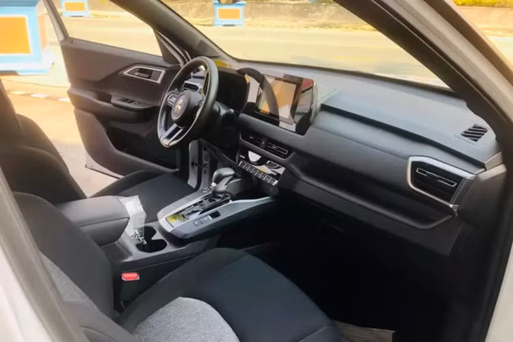 Theo đó, bản tiêu chuẩn của mẫu SUV cỡ B này chỉ có đèn pha LED Projector, đèn hậu LED và dùng vành hợp kim 17 inch sơn 1 màu kém nổi bật. Bản GLX không có tính năng đèn pha tự động, đèn sương mù trước, gạt mưa tự động, vành hợp kim 18 inch, phay xước 2 màu và cốp đóng/mở điện.