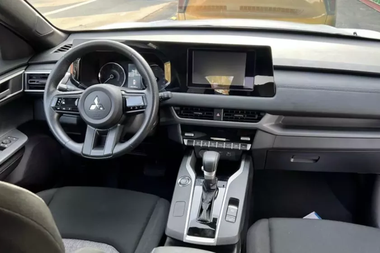 Bên trong Mitsubishi Xforce bản GLX rẻ nhất là không gian nội thất 2 hàng ghế với 5 chỗ ngồi. Ghế của bản tiêu chuẩn này chỉ được bọc nỉ thay vì bọc da nên tạo cảm giác kém cao cấp hơn.