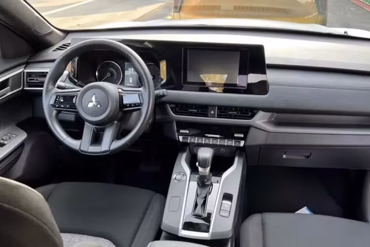 Bên trong Mitsubishi Xforce bản GLX rẻ nhất là không gian nội thất 2 hàng ghế với 5 chỗ ngồi. Ghế của bản tiêu chuẩn này chỉ được bọc nỉ thay vì bọc da nên tạo cảm giác kém cao cấp hơn.