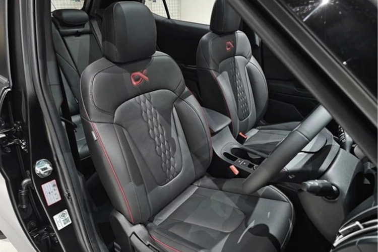 Xe được trang bị cụm đồng hồ đo kỹ thuật số 10,25 inch, dàn âm thanh Bose 8 loa, màn hình giải trí cảm ứng 8 inch, hỗ trợ kết nối Apple CarPlay / Android Auto không dây, hệ thống ra lệnh bằng giọng nói…