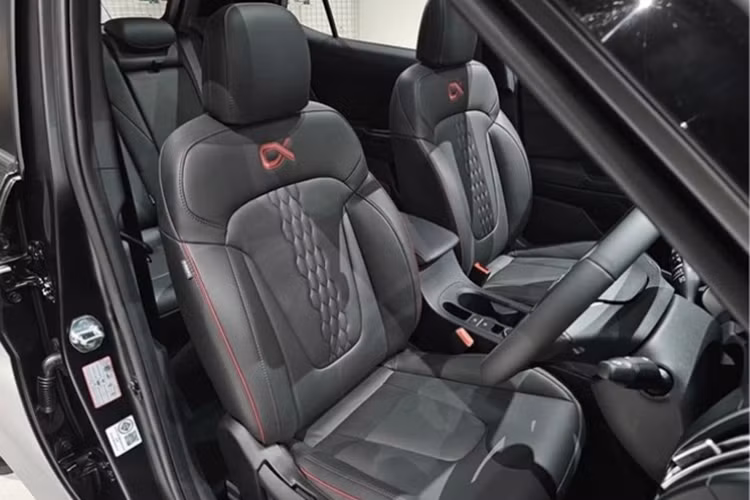 Xe được trang bị cụm đồng hồ đo kỹ thuật số 10,25 inch, dàn âm thanh Bose 8 loa, màn hình giải trí cảm ứng 8 inch, hỗ trợ kết nối Apple CarPlay / Android Auto không dây, hệ thống ra lệnh bằng giọng nói…