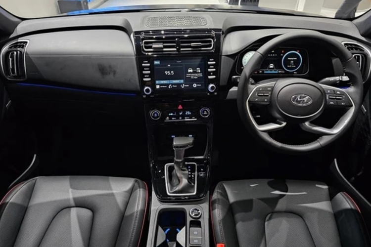 Di chuyển vào bên trong cabin, nội thất của Creta Alpha có tông màu đen/đen-nâu. Ghế bọc da với những đường chỉ khâu màu đỏ, hàng ghế trước có làm mát, logo Alpha màu đỏ thêu ở tựa lưng ghế trước.