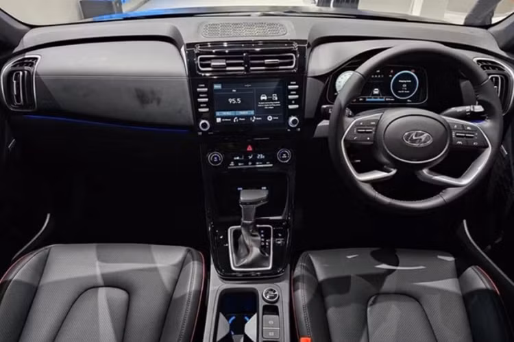 Di chuyển vào bên trong cabin, nội thất của Creta Alpha có tông màu đen/đen-nâu. Ghế bọc da với những đường chỉ khâu màu đỏ, hàng ghế trước có làm mát, logo Alpha màu đỏ thêu ở tựa lưng ghế trước.