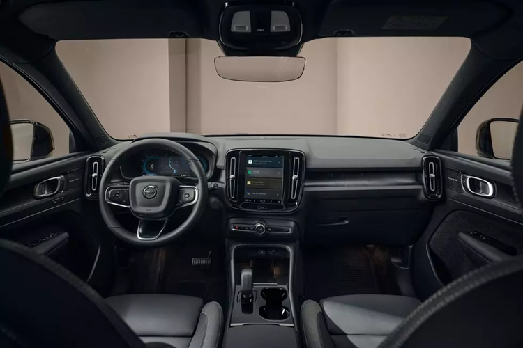 Cụ thể, gói Performance sẽ giúp tăng công suất tối đa của 2 mô-tơ điện trên Volvo EX40 và EC40 lên 436 mã lực, mạnh hơn cả xe hiệu suất cao Mercedes-AMG A45 S. Hãng Volvo hứa hẹn gói Performance mới sẽ giúp cải thiện khả năng tăng tốc của cặp đôi xe điện kể trên.